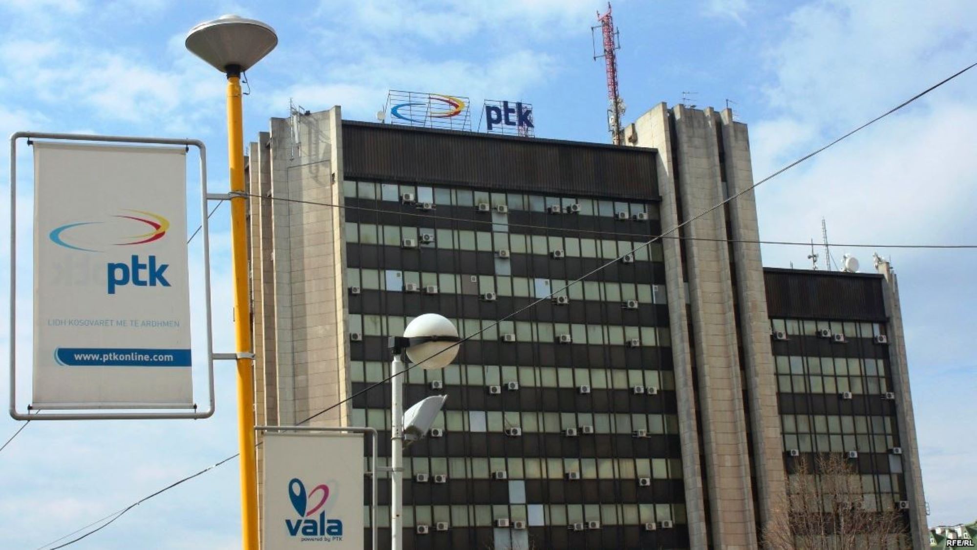 Përmbaruesi bllokon llogaritë  2700 punëtorë të Telekomit dhe Postës mbesin pa rroga   paralajmërojnë protestë
