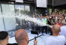 Fermerët “lajnë” me qumësht Ministrinë e Bujqësisë