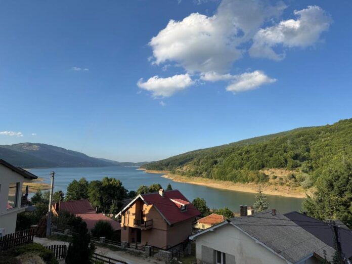 Pamje ilustruese nga zona përreth Liqenit të Batllavës.